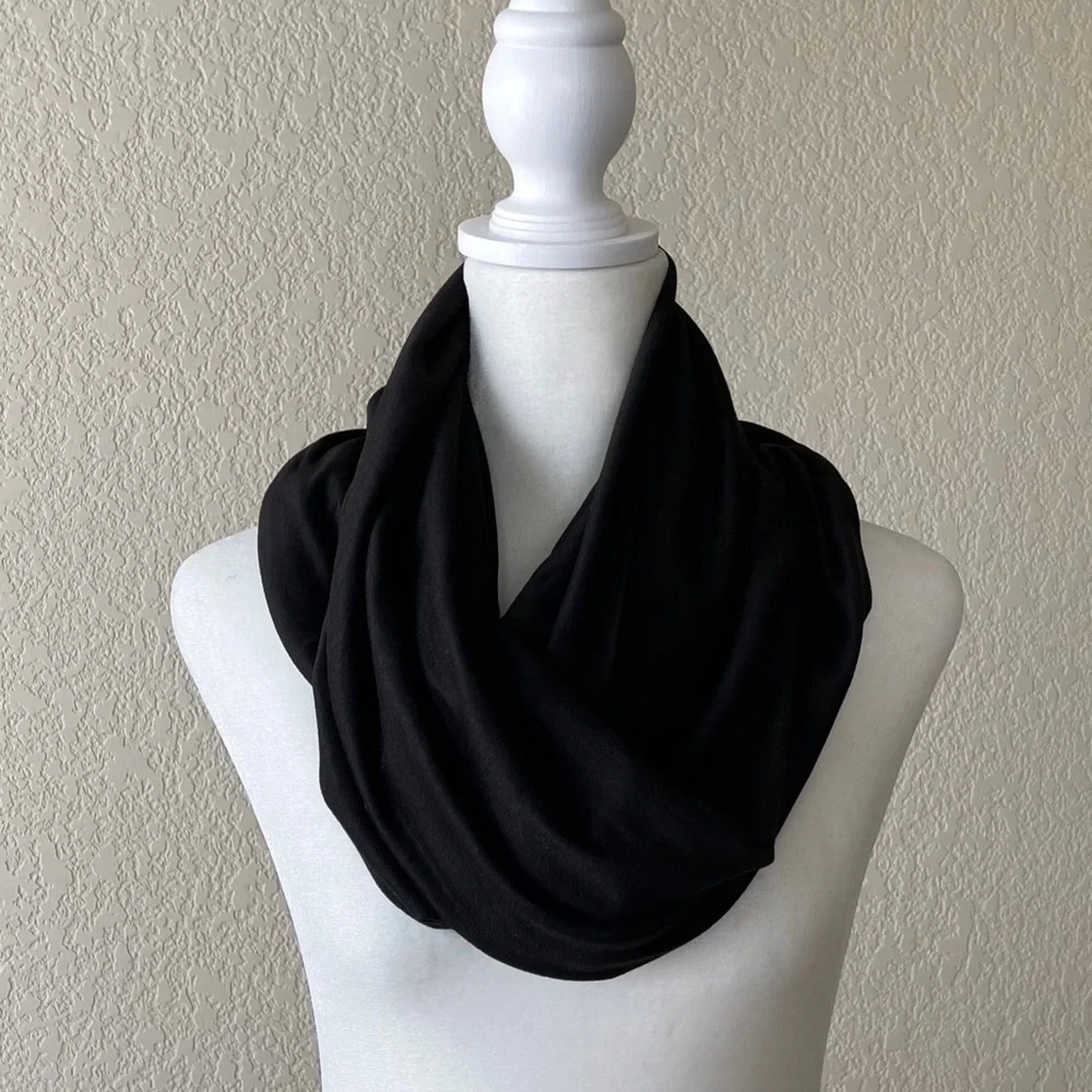 NWT Beyond Yoga Black Infinity Scarf w/ Pocket